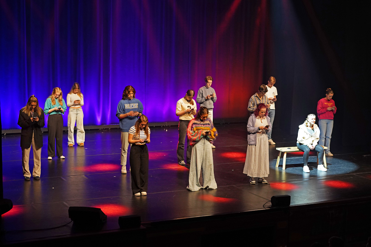 Scène uit muziektheaterproductie IMPACT van Stichting Springplank Theater Producties over social media en het welzijn van jongeren.