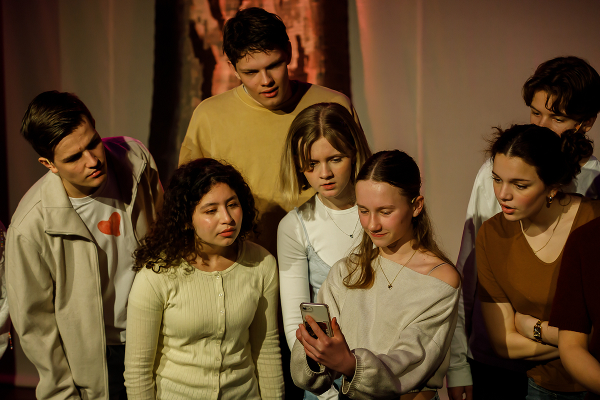 Scène uit voorstelling Likes & Leugens van Stichting Springplank