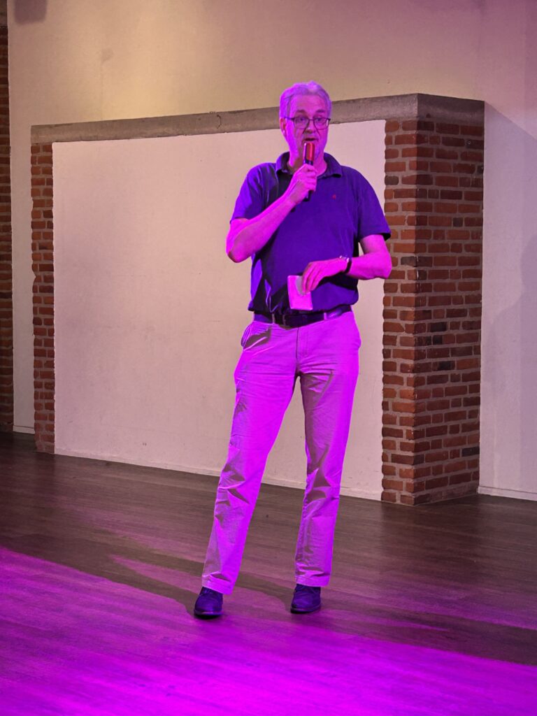 Voorzitter Maarten Kalk tijdens Vriendenavond 2026