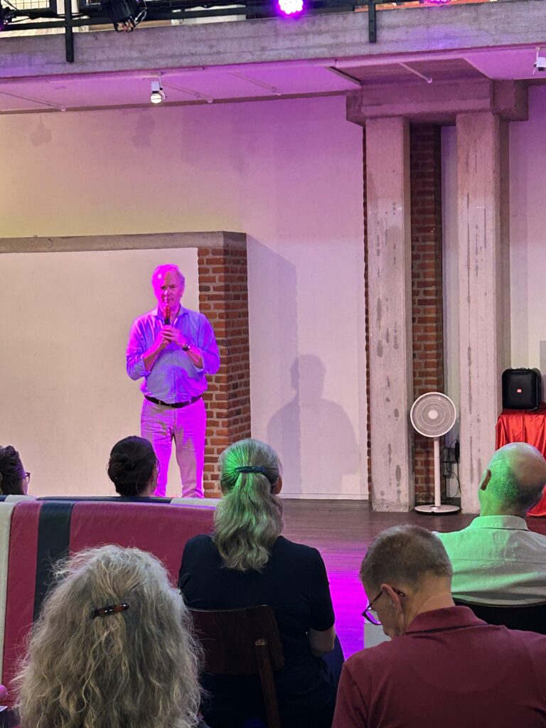 Artistiek leider Marc Beelen tijdens Vriendenavond 2026